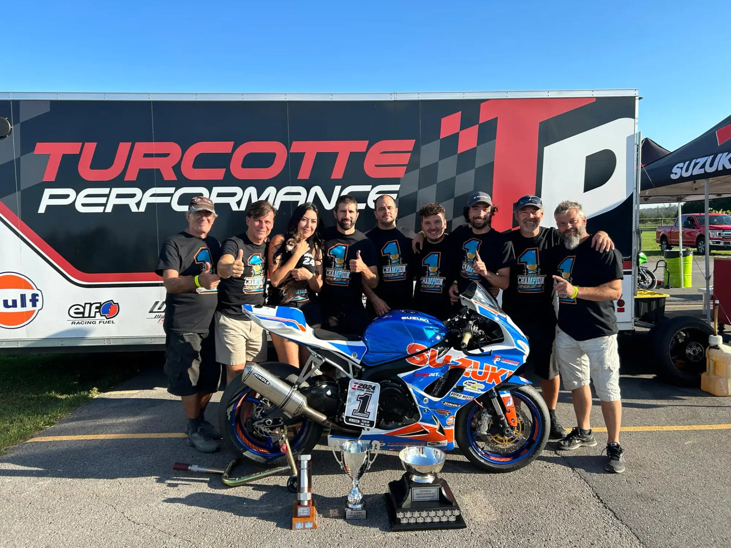 Moto de course bleue et blanche illustrant l’excellence de Sébastien Tremblay en CSBK.