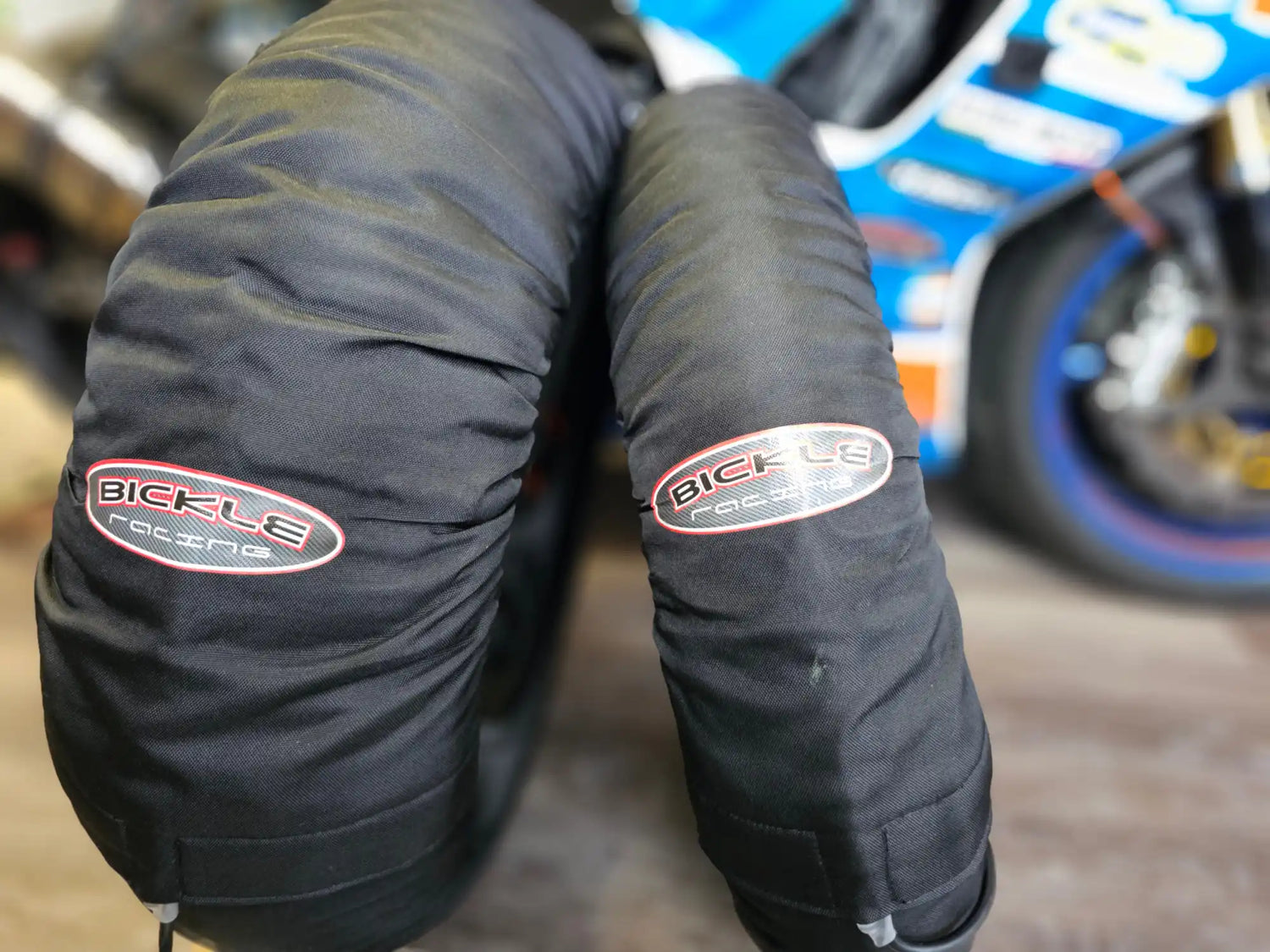 Housses de pneus de moto noires avec des logos Bickle Racing.