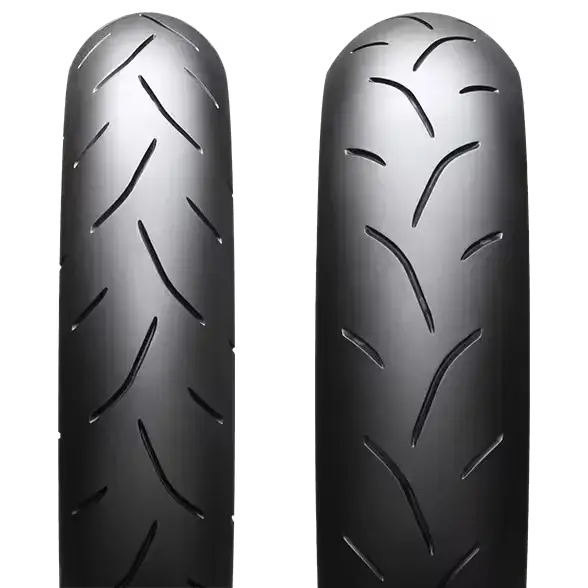 Deux pneus de moto noirs Bridgestone Racing Battlax BT601 SS lisses