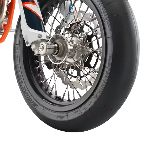 Roue de moto tout-terrain KTM noire et argentée avec pneu à crampons, rayons métalliques et frein à disque Bridgestone Racing Battlax Supermoto Slick BM01/R02