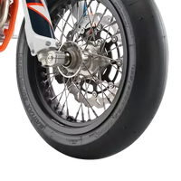 Roue de moto tout-terrain KTM noire et argentée avec pneu à crampons, rayons métalliques et frein à disque Bridgestone Racing Battlax Supermoto Slick BM01/R02