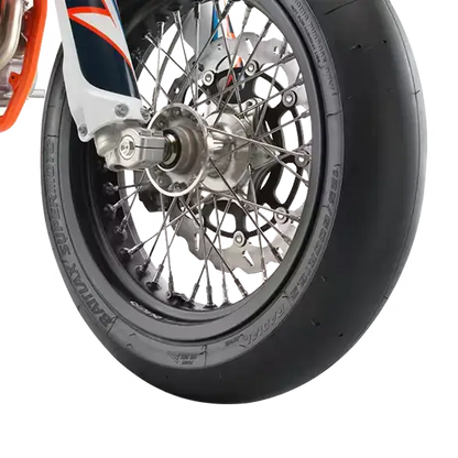 Roue de moto tout-terrain KTM noire et argentée avec pneu à crampons, rayons métalliques et frein à disque Bridgestone Racing Battlax Supermoto Slick BM01/R02