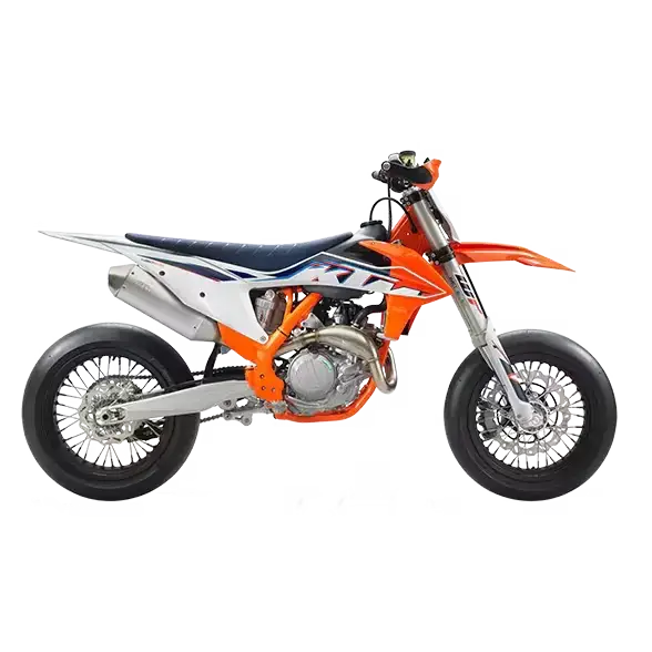 Moto KTM orange et blanc avec pneus Bridgestone Racing Battlax Supermoto Slick