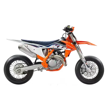 Moto KTM orange et blanc avec pneus Bridgestone Racing Battlax Supermoto Slick