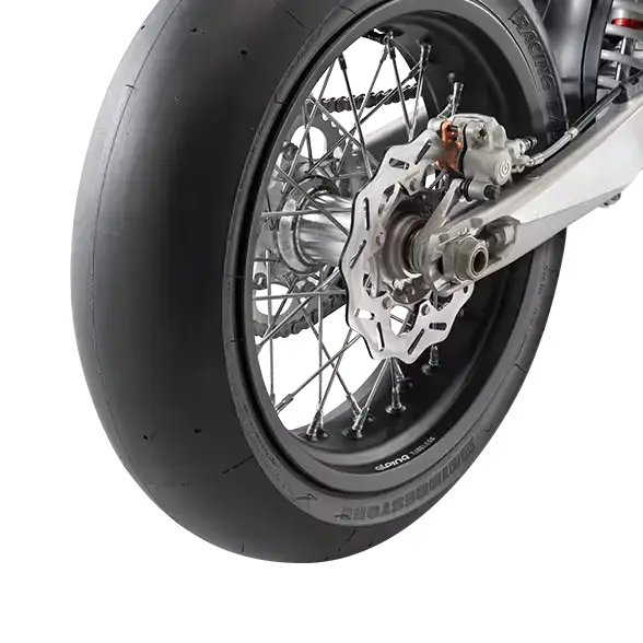 Pneu racing Battlax Supermoto Slick Bridgestone BM01/R02 noir avec jante alliage argent