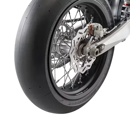 Pneu racing Battlax Supermoto Slick Bridgestone BM01/R02 noir avec jante alliage argent