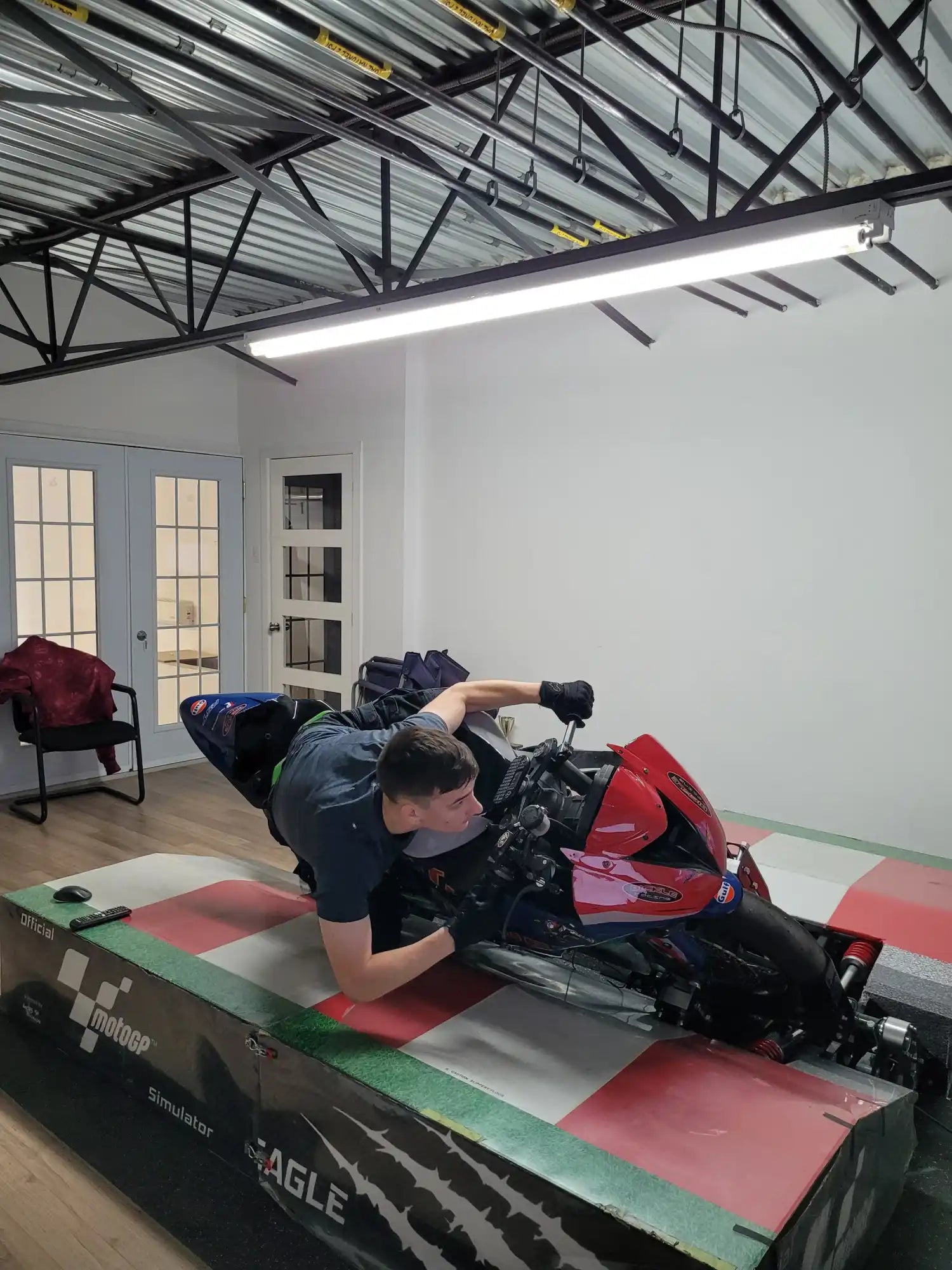 Quelqu'un allongé sur un simulateur d'entraînement au ski ou une machine d'exercice.